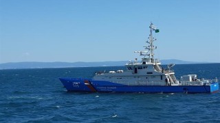 Граничният полицейският кораб Обзор спаси украинец и туркиня бедствали в