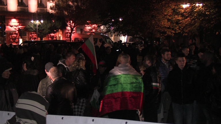 Националисти шестват към мигрантите на Лъвов мост, центърът "почерня" от полиция
