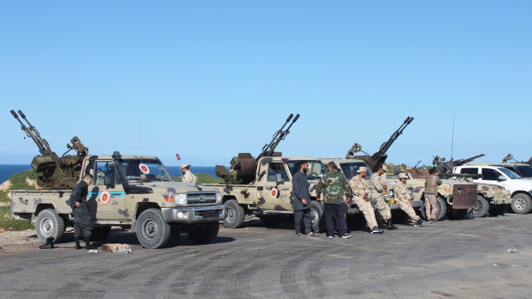 Ракетна атака на силите на Хафтар удари самолети танкери на Либия в Триполи