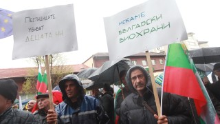 Протестиращите вече един час биопроизводители пред Министерство на земеделието и