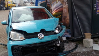 Лека кола излезе от пътя и се заби в павилион