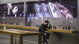 Коронавирусът отхапва още от ябълката на Apple