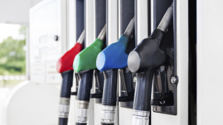 Горивата остават скъпи в големите бензиностанции у нас