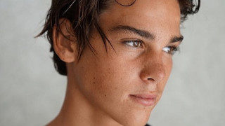 Може да едва на 17 но пред Парис Броснан вече