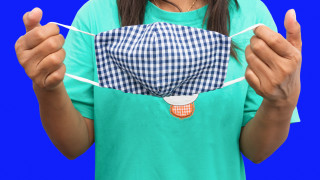 Вече от няколко седмици носенето на маски навсякъде извън дома