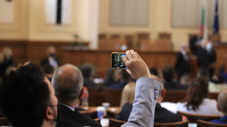 Парламентът отново вика Борисов, ГЕРБ скандират "Мутри, вън!"