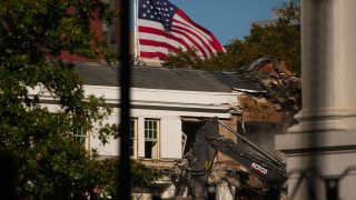 Докато строителните машини разрушават част от Източното крило на Белия