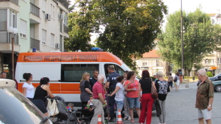 Настаниха в приемно семейство, изоставеното в заключена кола бебе