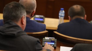 Депутатските заплати само по банков път било на ръба на закона