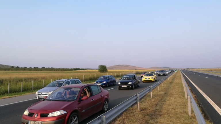Ограничено движение по АМ "Тракия" заради катастрофа между пикап и такси