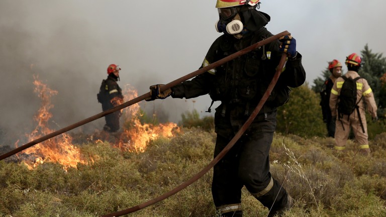 Евакуираха стотици туристи заради пожар на гръцки остров 