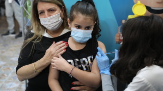 Френските здравни власти одобри ваксините срещу коронавирус за деца на