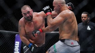 Жуниор дос Сантос се завърна на победния път в UFC