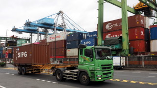 Експерти очакваха износът на Китай да се срине с близо 16%, но той изненада с ръст за април