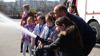 Столичните пожарникари доброволци и представители на БЧК проведоха мащабно тренировъчно