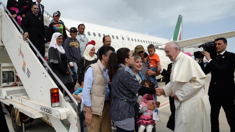12 сирийски бежанци отпътуваха с папата в Италия