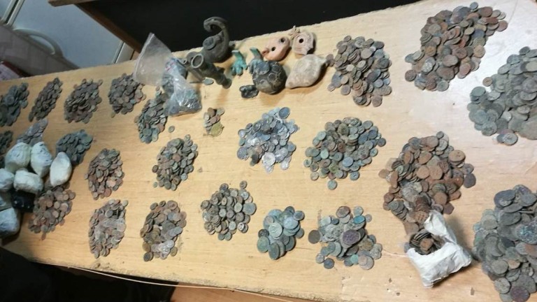 Над 11 000 старинни монети, пръстени и фигурки задържаха митничарите