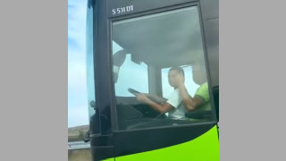 Дете подкара автобус на автомагистрала Тракия Това се вижда от видеоклип