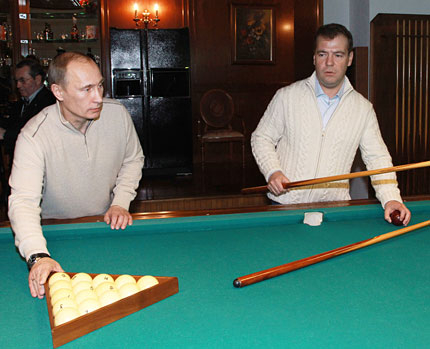 Медведев и Путин се сблъскаха на партия билярд