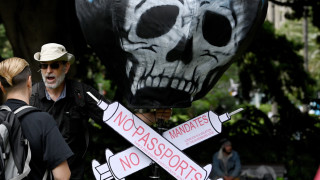 Докато пандемията се разпространява по целия свят крайната десница се