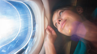 През последните години авиокомпаниите правят местата в икономична класа все