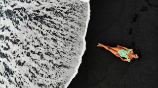 Когато самолетът й започва да се спуска към Сейшелите на