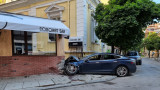 Електромобил се разби в столична бирария