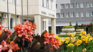 Четирима души откраднаха метална конструкция на празнична арка под която