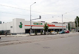 "Рамстор" продава магазините си в София