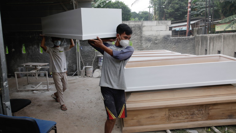 Индонезия регистрира най-малко 1 449 починали от COVID-19 през изминалото