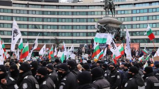 Трима полицаи са потърсили помощ във ВМА след щурма на "Възраждане"