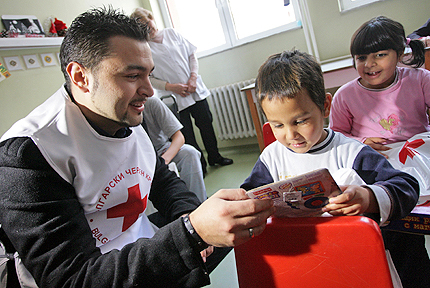 БЧК събира пари в касички за "Топъл обяд" за деца