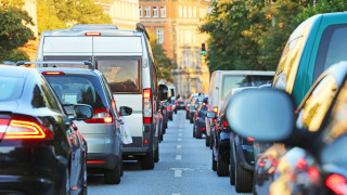 Европа натиска педала на електричките, а България още мирише на бензин