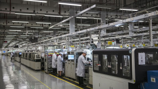 Заводите в еврозоната наемат нови работници с рекорден темп в