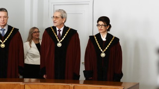 Новоизбраните конституционни съдии от парламентарната квота Десислава Атанасова и Борислав