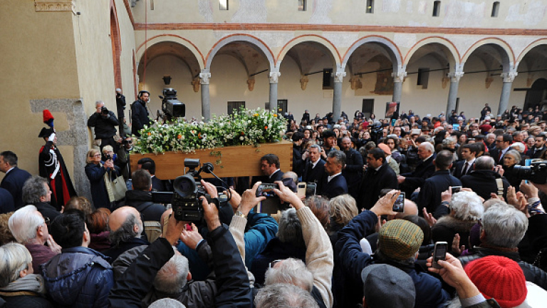 Стотици присъстваха на поклонението на Умберто Еко в Милано 