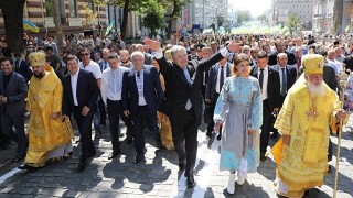 Президентът на Украйна Петро Порошенко се присъедини към хиляди хора