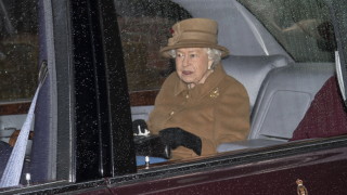 Елизабет II за първи път напусна Уиндзор от март и посети секретна военна лаборатория