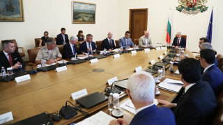 Кабинетът и службите мислят какво ще стане, ако се откажем от дерогацията за руския петрол