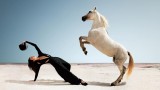  Модната акция, поради която Кендъл Дженър полегна напълно гола върху кон 