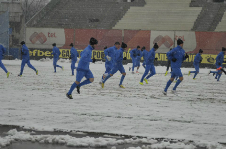 СНИМКИ: Обилният сняг не спря Левски да тренира