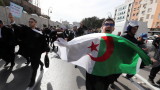  Вълна от стачкуващи заля Алжир в митинг против президента 