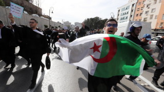Хиляди демонстранти се събраха в центъра на алжирската столица за