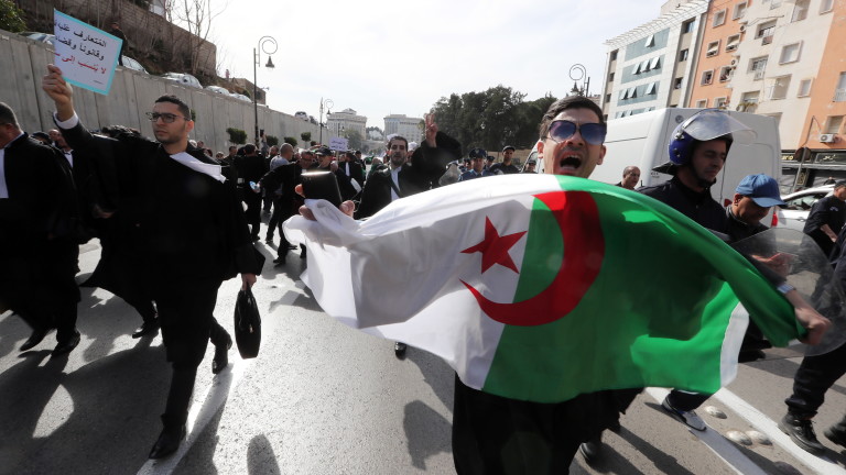 Хиляди демонстранти се събраха в центъра на алжирската столица, за