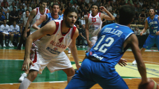 Деян Иванов в игра срещу Бенетон