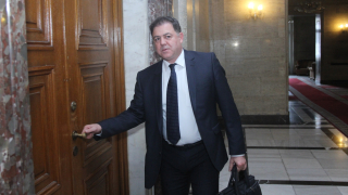 Летящите килимчета на Ненчев
