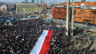 Хиляди поляци се събраха на митинг в подкрепа на Валенса