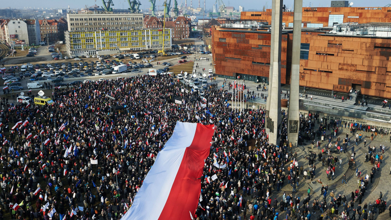 Хиляди поляци се събраха на митинг в подкрепа на Валенса