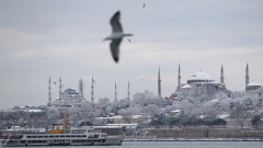 Летището в Истанбул заработи отново след снежната буря