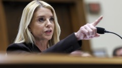 Конгресмени в САЩ твърдят, че приближени на Епстийн умишлено се крият 